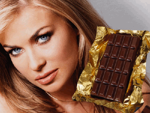 Девушка с шоколадом - Всемирный день шоколада, gif скачать бесплатно